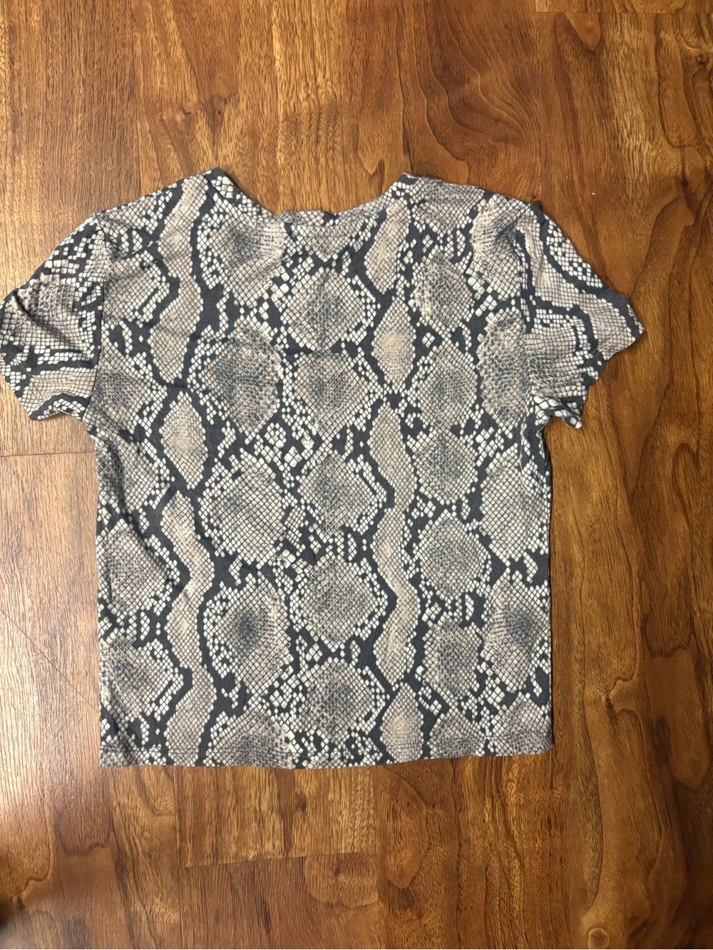 Babaton Black and Gray Snake-Print Short Sleeve Top - Picture 3 of 4